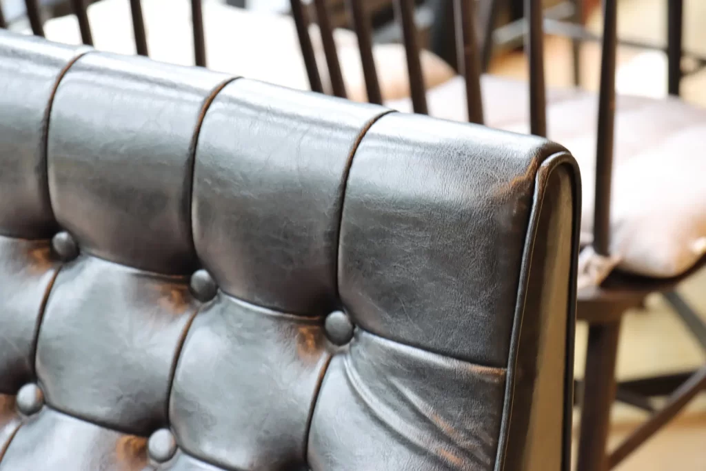 Lavorazioni in pelle Schienale in pelle e rifiniture elaborate - Lavorazioni in pelle